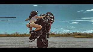 摩托车女骑士爆料视频,惊险瞬间，揭秘摩托车事故现场